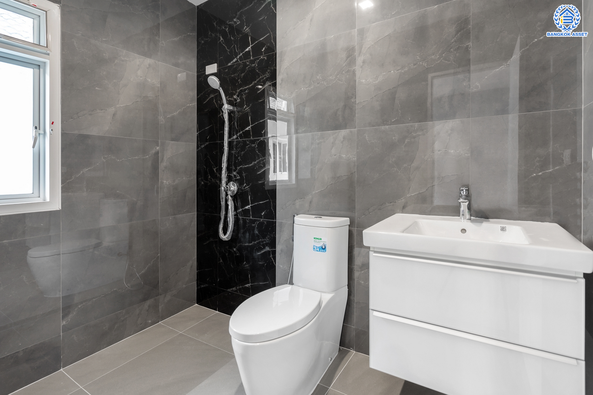 บ้านมือสองตกแต่งใหม่ แบรนด์สุดหรูจาก SC ASSET ม.บางกอกบูเลอวาร์ด สาทร-ปิ่นเกล้า ถนนเมน เนื้อที่ 72.7 ตร.ว. กว้างขวางบนพื้นที่ใช้สอยกว่า 311 ตร.ม. ฟังก์ชันจัดเต็ม 4 ห้องนอน 4 ห้องน้ำ (ห้องนอนทุกห้องมีห้องน้ำในตัว) จอดรถได้ 3 คัน บนทำเลใจกลางราชพฤกษ์ ใกล้ทางด่วน "ศรีรัช" พร้อมเชื่อมสู่สาทร-ปิ่นเกล้า ได้อย่างรวดเร็ว